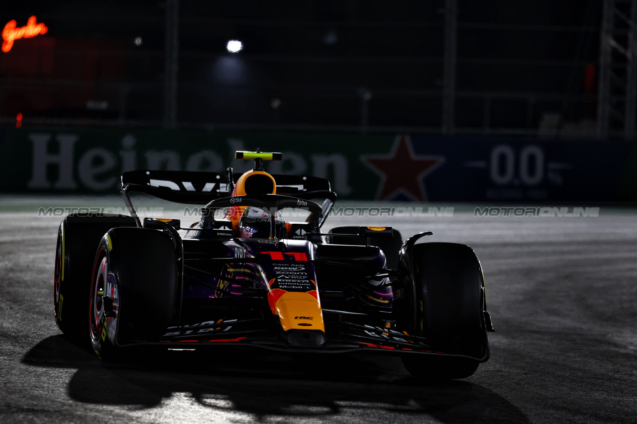 GP LAS VEGAS, Sergio Perez (MEX) Red Bull Racing RB19.

16.11.2023. Formula 1 World Championship, Rd 22, Las Vegas Grand Prix, Las Vegas, Nevada, USA, Practice Day.

- www.xpbimages.com, EMail: requests@xpbimages.com © Copyright: Moy / XPB Images