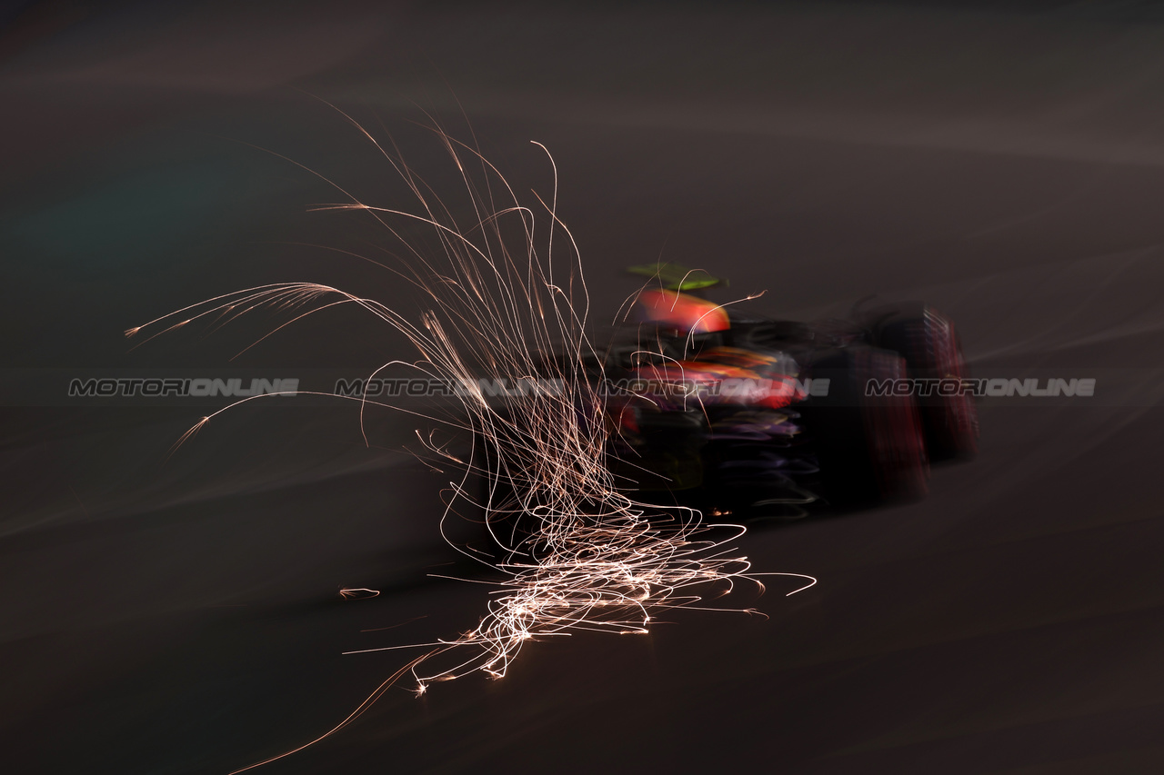 GP LAS VEGAS, Sergio Perez (MEX) Red Bull Racing RB19 sends sparks flying.

16.11.2023. Formula 1 World Championship, Rd 22, Las Vegas Grand Prix, Las Vegas, Nevada, USA, Practice Day.

- www.xpbimages.com, EMail: requests@xpbimages.com © Copyright: Moy / XPB Images