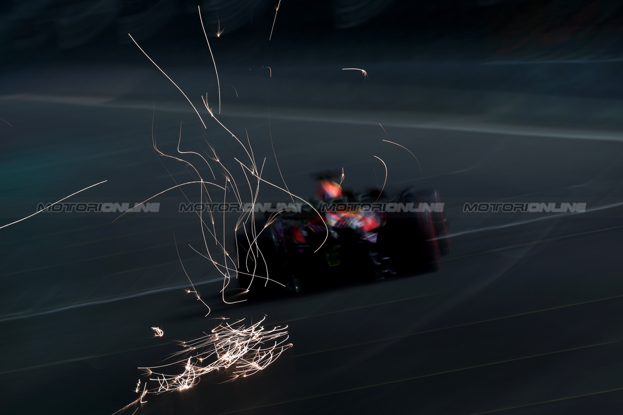 GP LAS VEGAS, Max Verstappen (NLD) Red Bull Racing RB19 sends sparks flying.

16.11.2023. Formula 1 World Championship, Rd 22, Las Vegas Grand Prix, Las Vegas, Nevada, USA, Practice Day.

- www.xpbimages.com, EMail: requests@xpbimages.com © Copyright: Moy / XPB Images