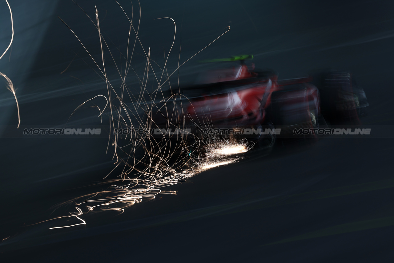 GP LAS VEGAS, Carlos Sainz Jr (ESP) Ferrari SF-23 sends sparks flying.

16.11.2023. Formula 1 World Championship, Rd 22, Las Vegas Grand Prix, Las Vegas, Nevada, USA, Practice Day.

- www.xpbimages.com, EMail: requests@xpbimages.com © Copyright: Moy / XPB Images