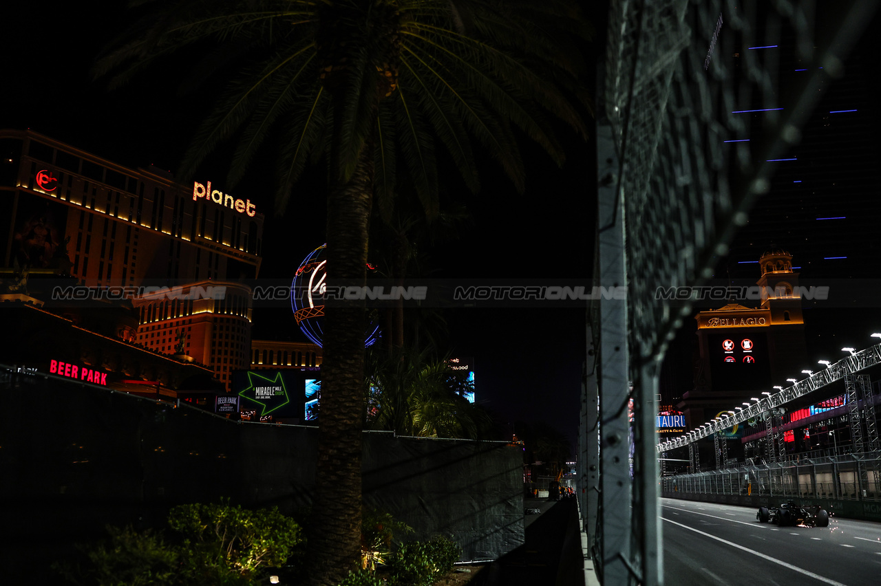 GP LAS VEGAS, Lewis Hamilton (GBR), Mercedes AMG F1  
16.11.2023. Formula 1 World Championship, Rd 22, Las Vegas Grand Prix, Las Vegas, Nevada, USA, Practice Day.
- www.xpbimages.com, EMail: requests@xpbimages.com © Copyright: Charniaux / XPB Images