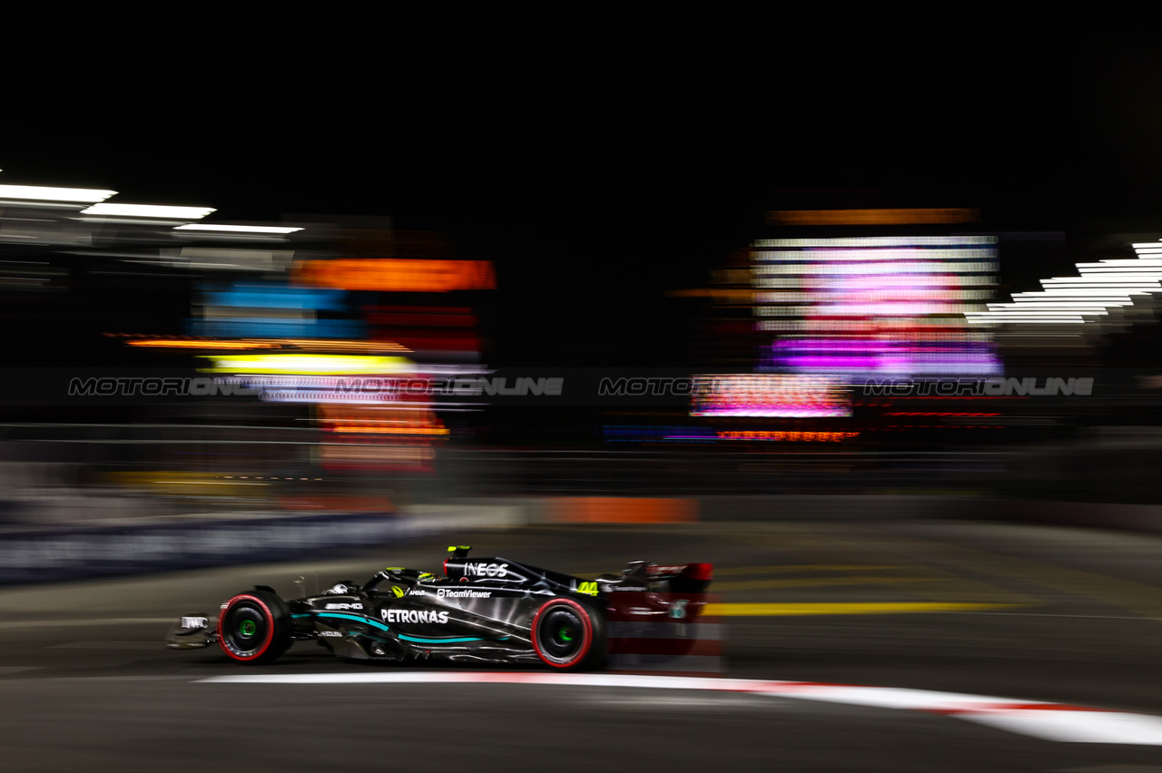 GP LAS VEGAS, Lewis Hamilton (GBR), Mercedes AMG F1  
16.11.2023. Formula 1 World Championship, Rd 22, Las Vegas Grand Prix, Las Vegas, Nevada, USA, Practice Day.
- www.xpbimages.com, EMail: requests@xpbimages.com © Copyright: Charniaux / XPB Images