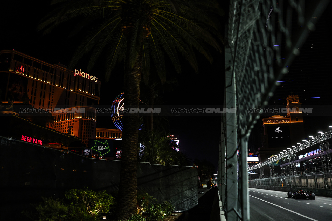GP LAS VEGAS, Max Verstappen (NLD), Red Bull Racing 
16.11.2023. Formula 1 World Championship, Rd 22, Las Vegas Grand Prix, Las Vegas, Nevada, USA, Practice Day.
- www.xpbimages.com, EMail: requests@xpbimages.com © Copyright: Charniaux / XPB Images