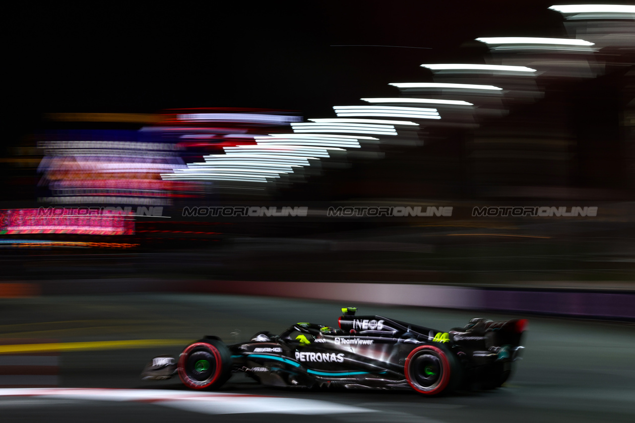 GP LAS VEGAS, Lewis Hamilton (GBR), Mercedes AMG F1  
16.11.2023. Formula 1 World Championship, Rd 22, Las Vegas Grand Prix, Las Vegas, Nevada, USA, Practice Day.
- www.xpbimages.com, EMail: requests@xpbimages.com © Copyright: Charniaux / XPB Images