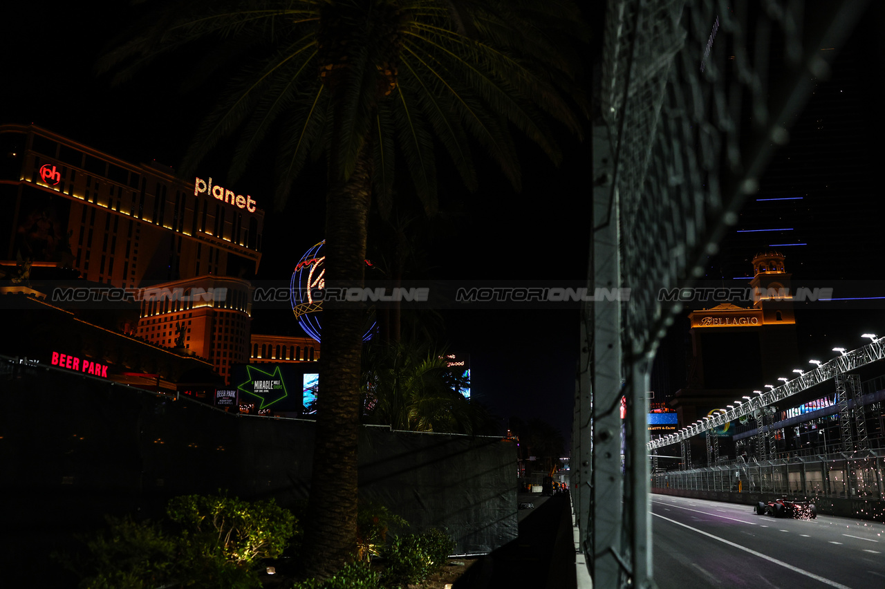 GP LAS VEGAS, Carlos Sainz Jr (ESP), Ferrari 
16.11.2023. Formula 1 World Championship, Rd 22, Las Vegas Grand Prix, Las Vegas, Nevada, USA, Practice Day.
- www.xpbimages.com, EMail: requests@xpbimages.com © Copyright: Charniaux / XPB Images