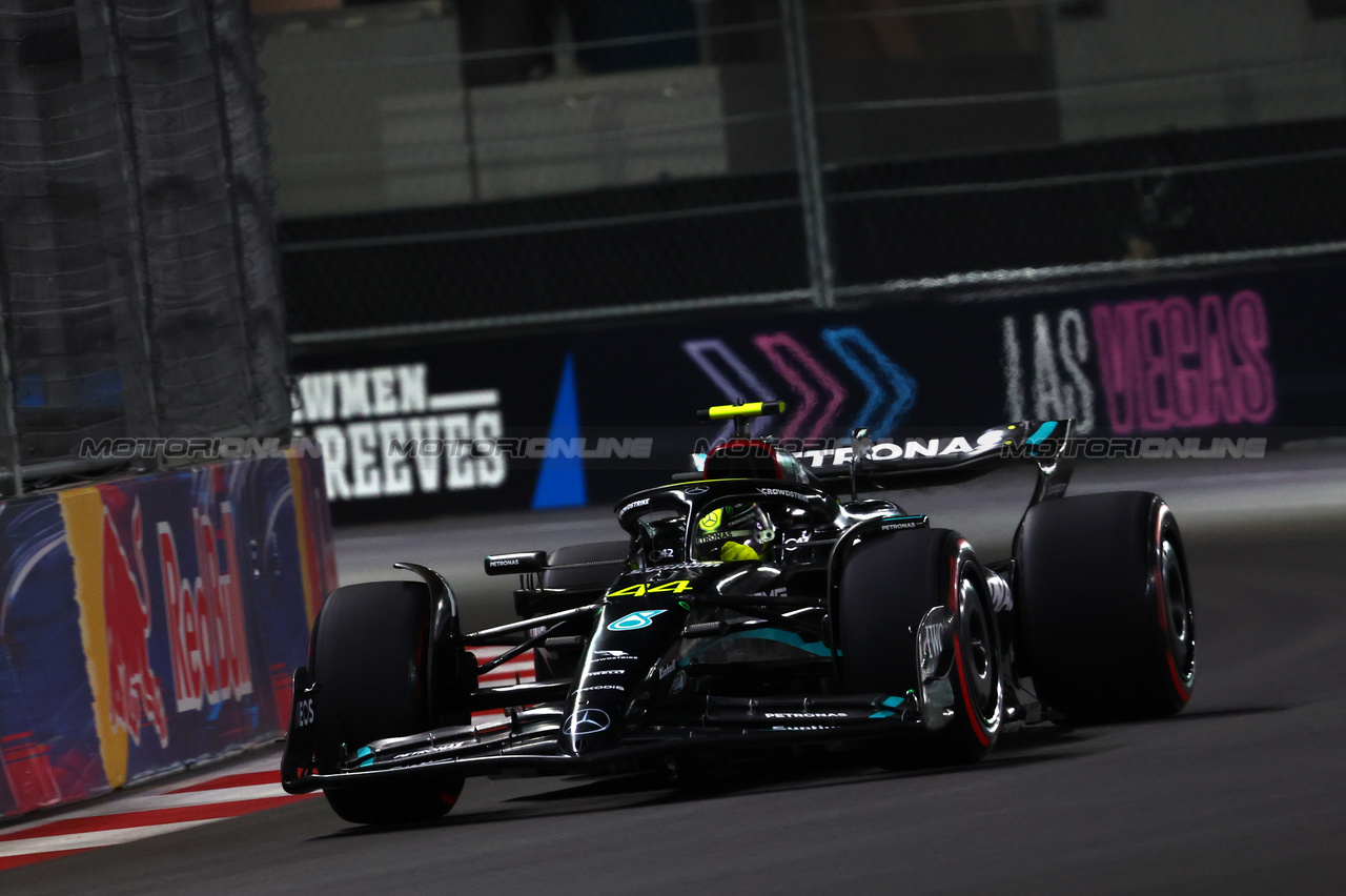 GP LAS VEGAS, Lewis Hamilton (GBR), Mercedes AMG F1  
16.11.2023. Formula 1 World Championship, Rd 22, Las Vegas Grand Prix, Las Vegas, Nevada, USA, Practice Day.
- www.xpbimages.com, EMail: requests@xpbimages.com © Copyright: Charniaux / XPB Images