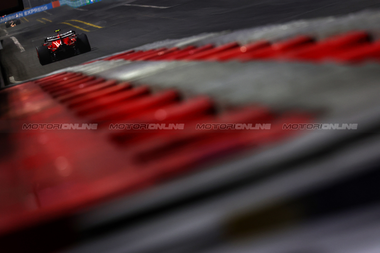 GP LAS VEGAS, Carlos Sainz Jr (ESP), Ferrari 
16.11.2023. Formula 1 World Championship, Rd 22, Las Vegas Grand Prix, Las Vegas, Nevada, USA, Practice Day.
- www.xpbimages.com, EMail: requests@xpbimages.com © Copyright: Charniaux / XPB Images