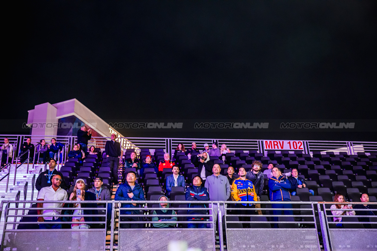 GP LAS VEGAS, Circuit Atmosfera - fans in the grandstand.

16.11.2023. Formula 1 World Championship, Rd 22, Las Vegas Grand Prix, Las Vegas, Nevada, USA, Practice Day.

- www.xpbimages.com, EMail: requests@xpbimages.com © Copyright: Bearne / XPB Images