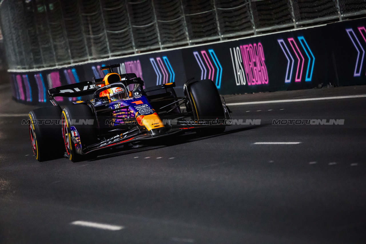 GP LAS VEGAS, Max Verstappen (NLD) Red Bull Racing RB19.

16.11.2023. Formula 1 World Championship, Rd 22, Las Vegas Grand Prix, Las Vegas, Nevada, USA, Practice Day.

- www.xpbimages.com, EMail: requests@xpbimages.com © Copyright: Bearne / XPB Images