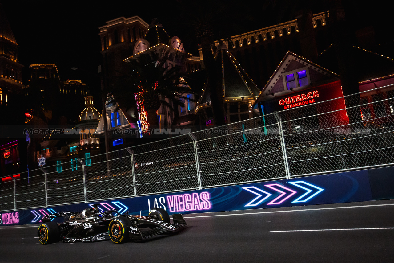 GP LAS VEGAS, Valtteri Bottas (FIN) Alfa Romeo F1 Team C43.

16.11.2023. Formula 1 World Championship, Rd 22, Las Vegas Grand Prix, Las Vegas, Nevada, USA, Practice Day.

- www.xpbimages.com, EMail: requests@xpbimages.com © Copyright: Bearne / XPB Images