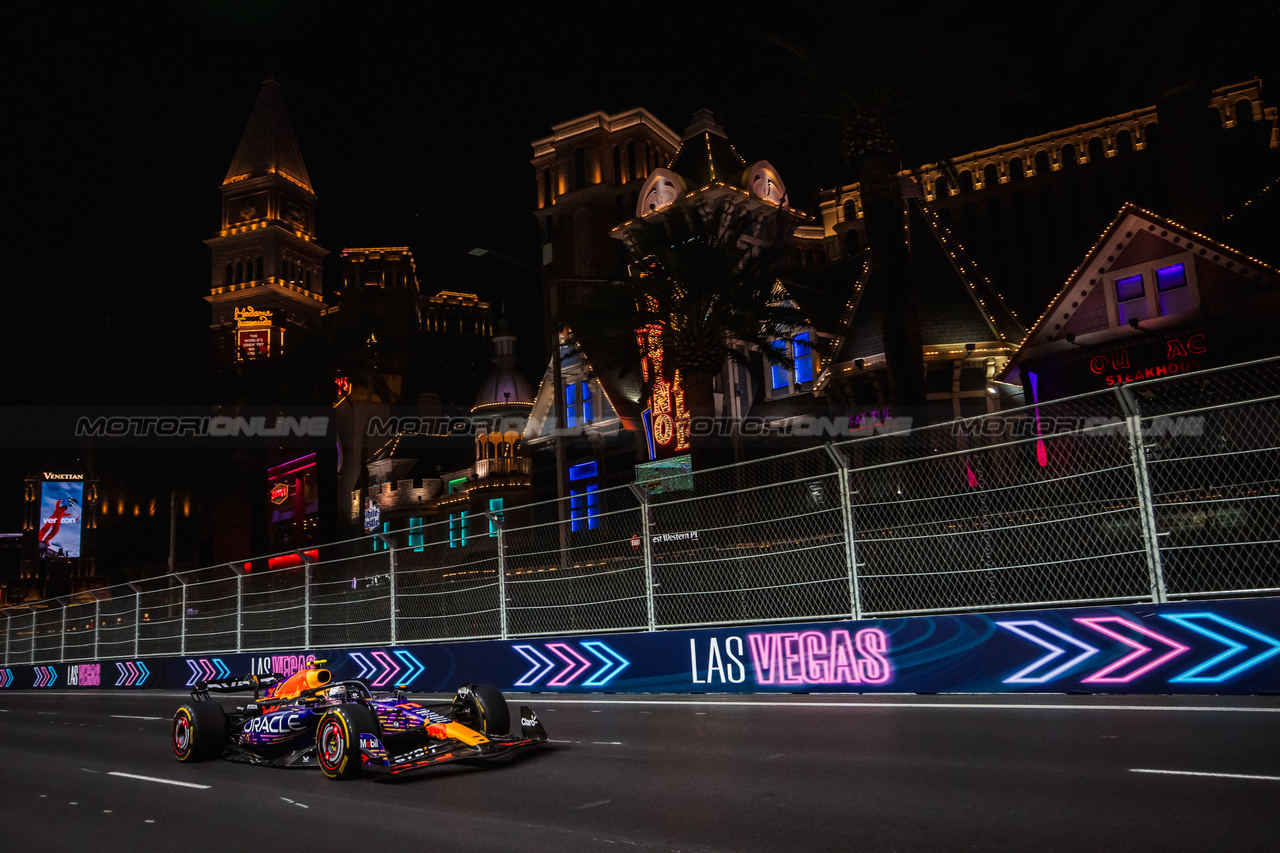 GP LAS VEGAS, Sergio Perez (MEX) Red Bull Racing RB19.

16.11.2023. Formula 1 World Championship, Rd 22, Las Vegas Grand Prix, Las Vegas, Nevada, USA, Practice Day.

- www.xpbimages.com, EMail: requests@xpbimages.com © Copyright: Bearne / XPB Images