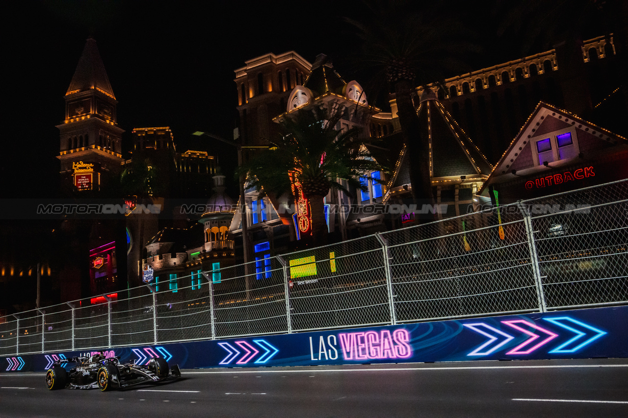 GP LAS VEGAS, George Russell (GBR) Mercedes AMG F1 W14.

16.11.2023. Formula 1 World Championship, Rd 22, Las Vegas Grand Prix, Las Vegas, Nevada, USA, Practice Day.

- www.xpbimages.com, EMail: requests@xpbimages.com © Copyright: Bearne / XPB Images