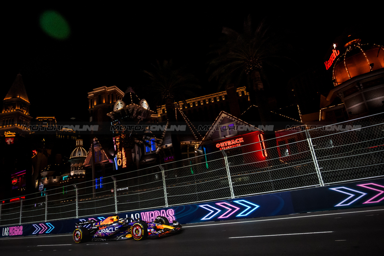GP LAS VEGAS, Max Verstappen (NLD) Red Bull Racing RB19.

16.11.2023. Formula 1 World Championship, Rd 22, Las Vegas Grand Prix, Las Vegas, Nevada, USA, Practice Day.

- www.xpbimages.com, EMail: requests@xpbimages.com © Copyright: Bearne / XPB Images