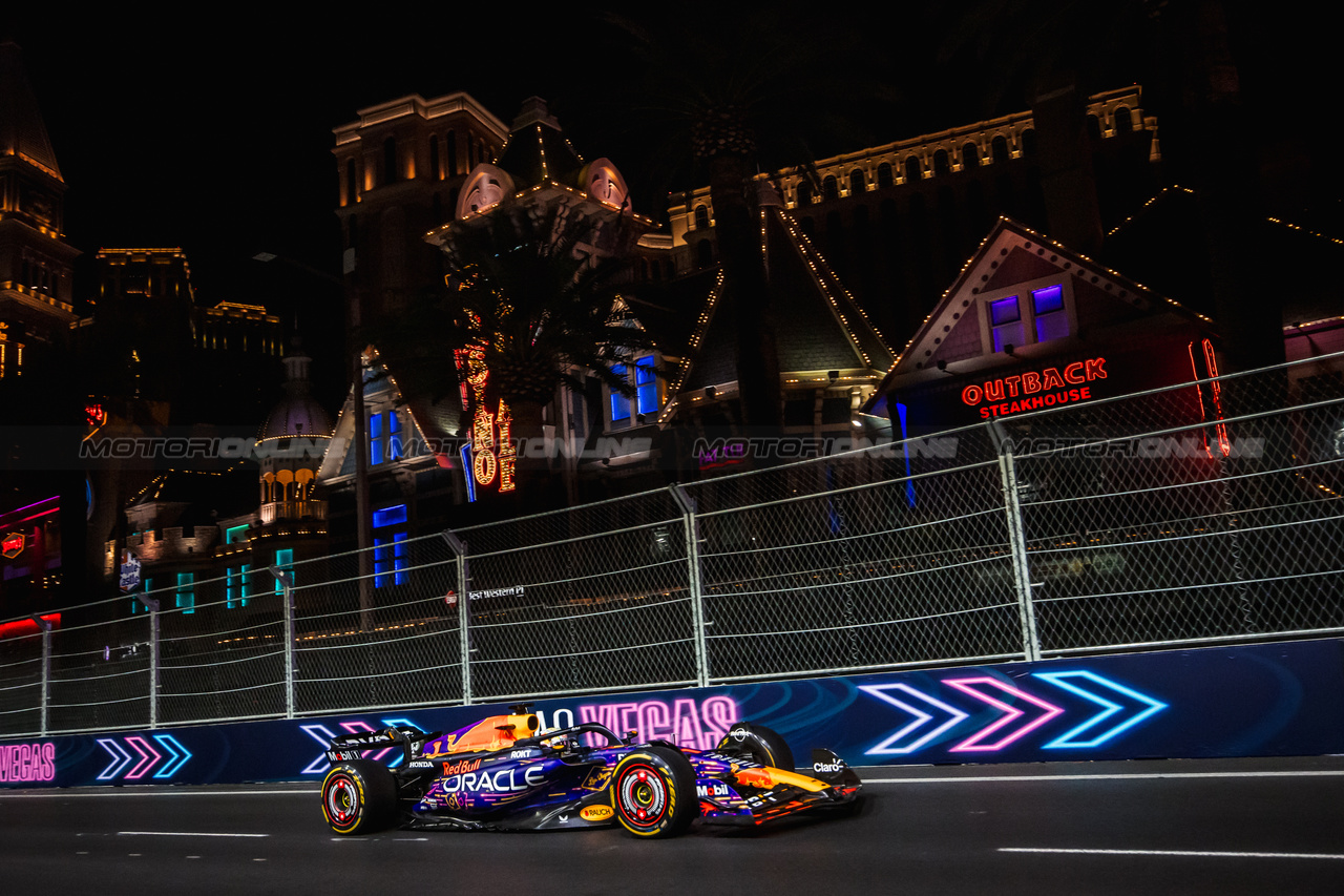 GP LAS VEGAS, Max Verstappen (NLD) Red Bull Racing RB19.

16.11.2023. Formula 1 World Championship, Rd 22, Las Vegas Grand Prix, Las Vegas, Nevada, USA, Practice Day.

- www.xpbimages.com, EMail: requests@xpbimages.com © Copyright: Bearne / XPB Images