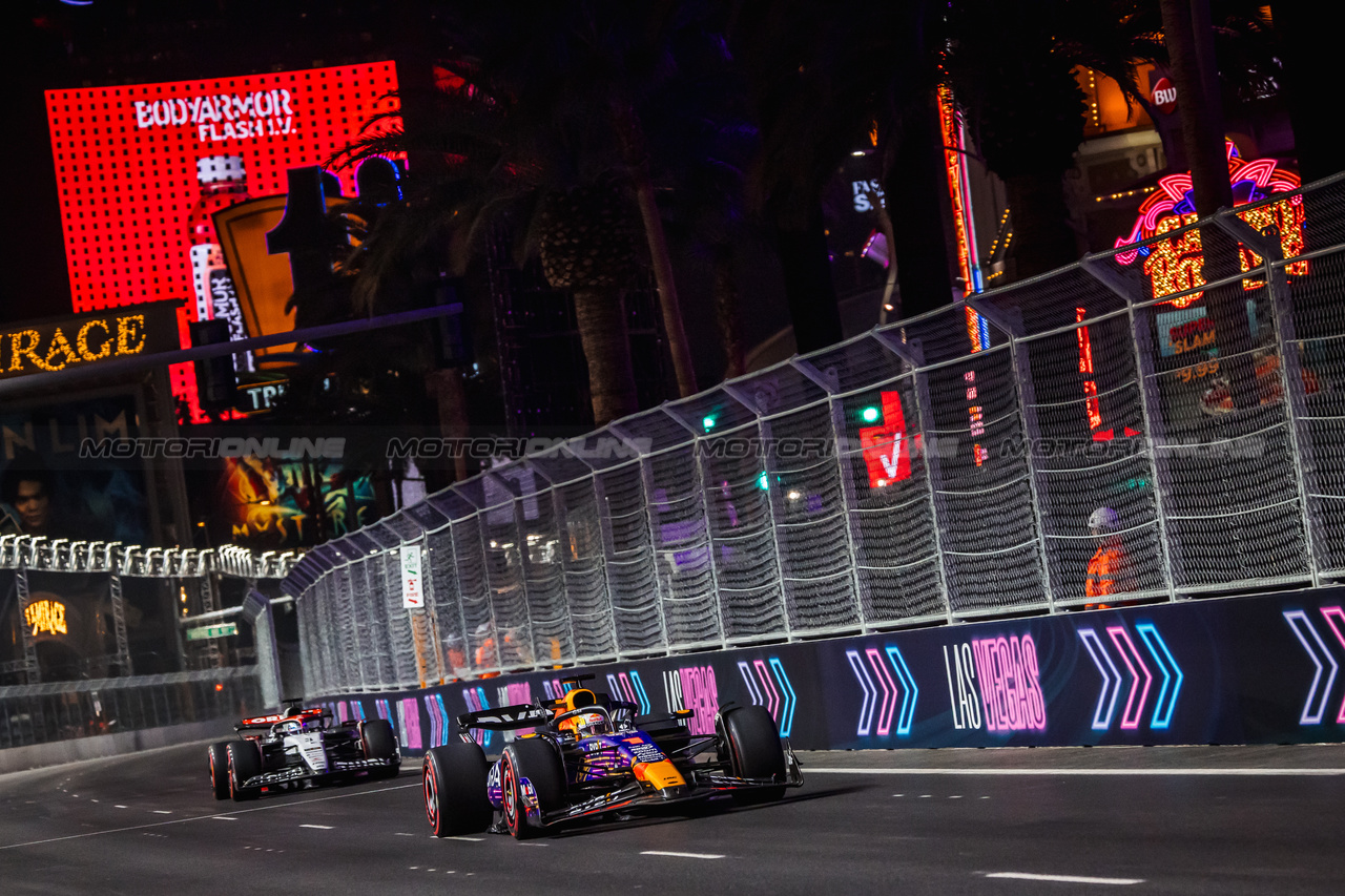 GP LAS VEGAS, Max Verstappen (NLD) Red Bull Racing RB19.

16.11.2023. Formula 1 World Championship, Rd 22, Las Vegas Grand Prix, Las Vegas, Nevada, USA, Practice Day.

- www.xpbimages.com, EMail: requests@xpbimages.com © Copyright: Bearne / XPB Images