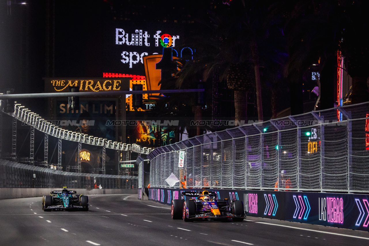 GP LAS VEGAS, Max Verstappen (NLD) Red Bull Racing RB19.

16.11.2023. Formula 1 World Championship, Rd 22, Las Vegas Grand Prix, Las Vegas, Nevada, USA, Practice Day.

- www.xpbimages.com, EMail: requests@xpbimages.com © Copyright: Bearne / XPB Images