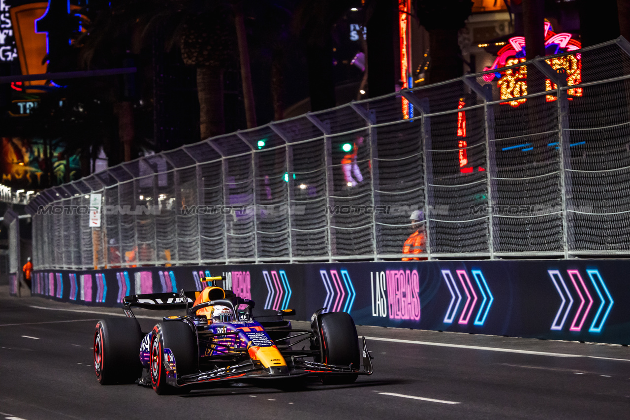 GP LAS VEGAS, Sergio Perez (MEX) Red Bull Racing RB19.

16.11.2023. Formula 1 World Championship, Rd 22, Las Vegas Grand Prix, Las Vegas, Nevada, USA, Practice Day.

- www.xpbimages.com, EMail: requests@xpbimages.com © Copyright: Bearne / XPB Images