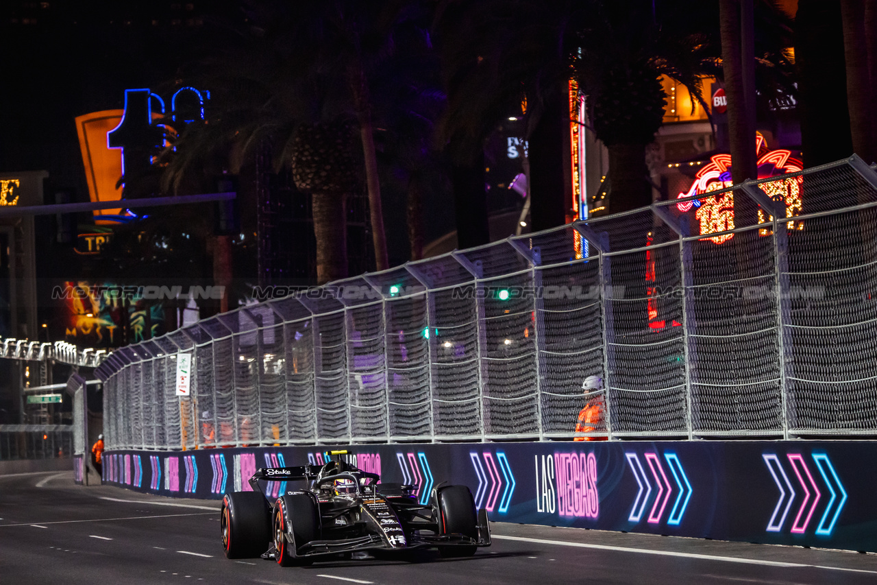 GP LAS VEGAS, Zhou Guanyu (CHN) Alfa Romeo F1 Team C43.

16.11.2023. Formula 1 World Championship, Rd 22, Las Vegas Grand Prix, Las Vegas, Nevada, USA, Practice Day.

- www.xpbimages.com, EMail: requests@xpbimages.com © Copyright: Bearne / XPB Images