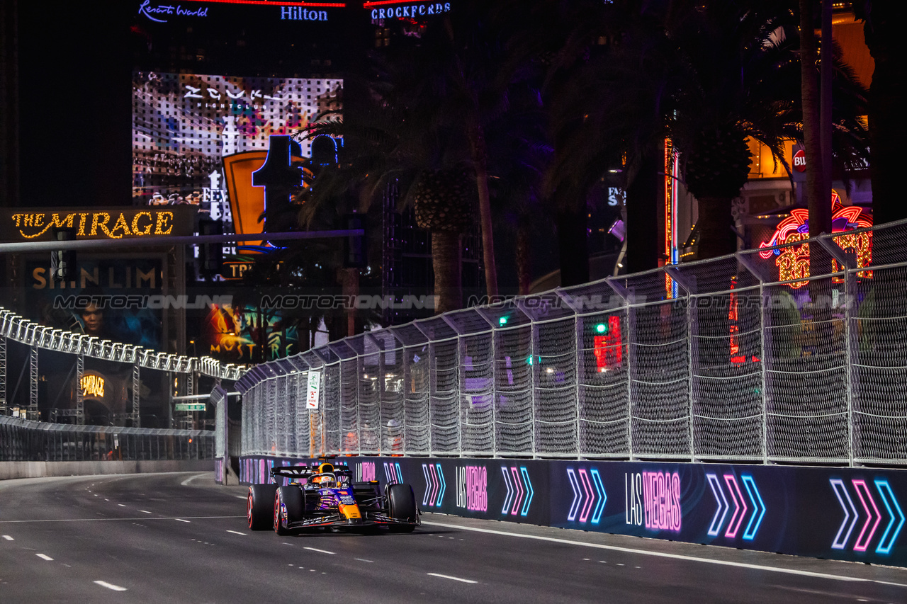 GP LAS VEGAS, Max Verstappen (NLD) Red Bull Racing RB19.

16.11.2023. Formula 1 World Championship, Rd 22, Las Vegas Grand Prix, Las Vegas, Nevada, USA, Practice Day.

- www.xpbimages.com, EMail: requests@xpbimages.com © Copyright: Bearne / XPB Images