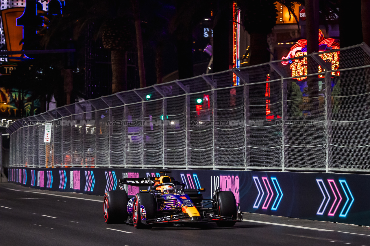 GP LAS VEGAS, Max Verstappen (NLD) Red Bull Racing RB19.

16.11.2023. Formula 1 World Championship, Rd 22, Las Vegas Grand Prix, Las Vegas, Nevada, USA, Practice Day.

- www.xpbimages.com, EMail: requests@xpbimages.com © Copyright: Bearne / XPB Images