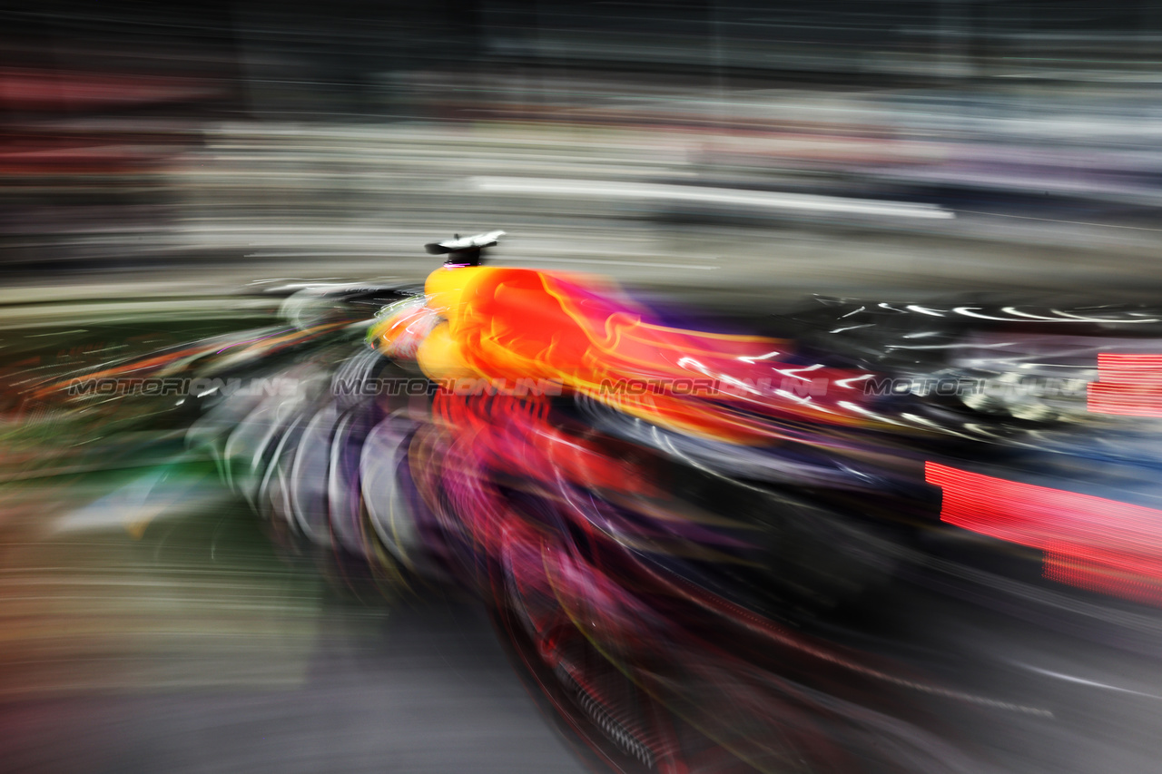 GP LAS VEGAS, Max Verstappen (NLD) Red Bull Racing RB19 leaves the pits.

16.11.2023. Formula 1 World Championship, Rd 22, Las Vegas Grand Prix, Las Vegas, Nevada, USA, Practice Day.

 - www.xpbimages.com, EMail: requests@xpbimages.com © Copyright: Staley / XPB Images