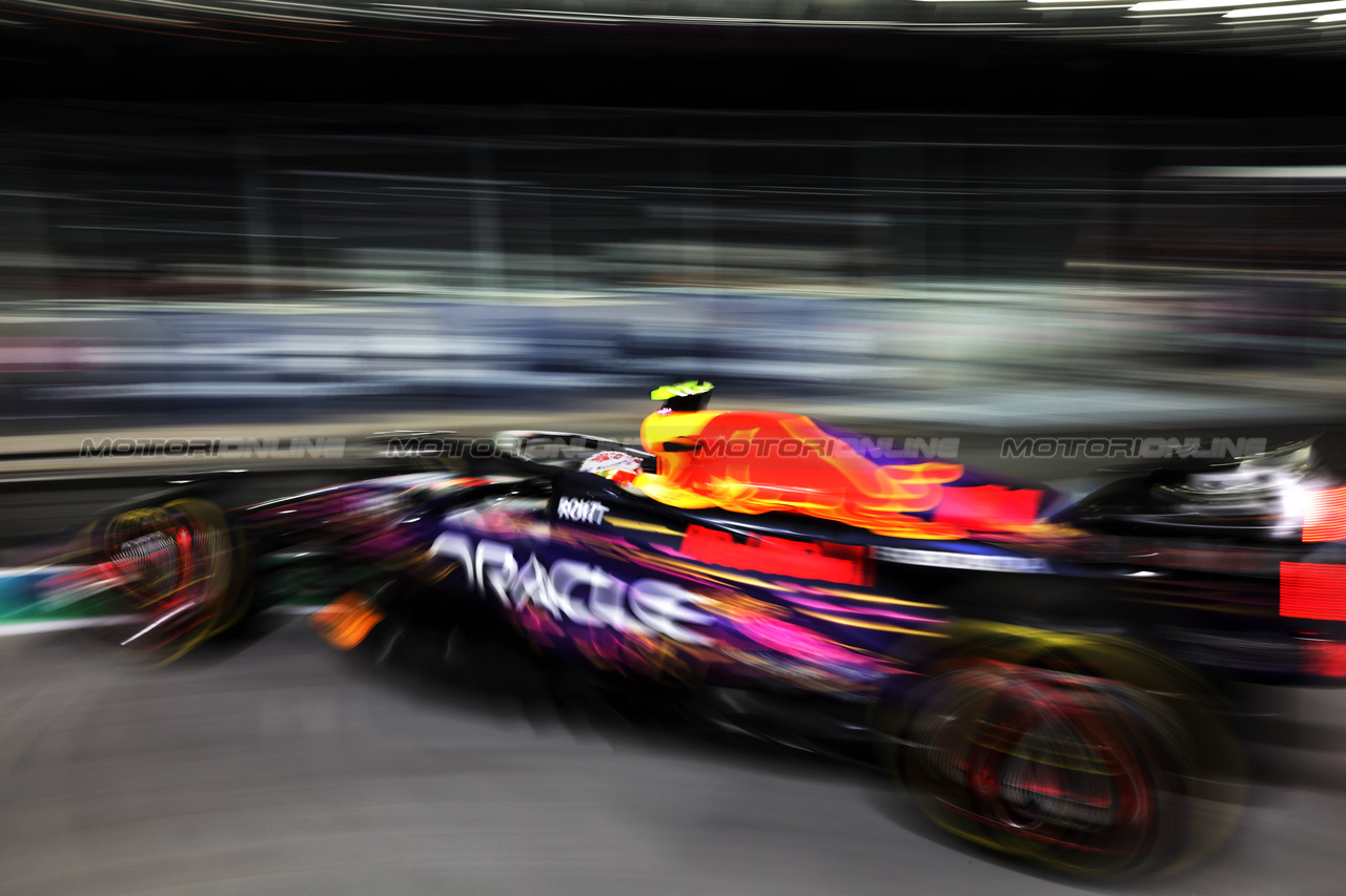 GP LAS VEGAS, Sergio Perez (MEX) Red Bull Racing RB19 leaves the pits.

16.11.2023. Formula 1 World Championship, Rd 22, Las Vegas Grand Prix, Las Vegas, Nevada, USA, Practice Day.

 - www.xpbimages.com, EMail: requests@xpbimages.com © Copyright: Staley / XPB Images