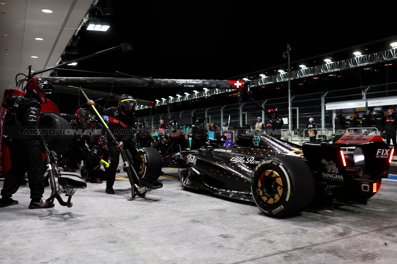 GP LAS VEGAS, Valtteri Bottas (FIN) Alfa Romeo F1 Team C43 practices a pit stop.

16.11.2023. Formula 1 World Championship, Rd 22, Las Vegas Grand Prix, Las Vegas, Nevada, USA, Practice Day.

 - www.xpbimages.com, EMail: requests@xpbimages.com © Copyright: Staley / XPB Images