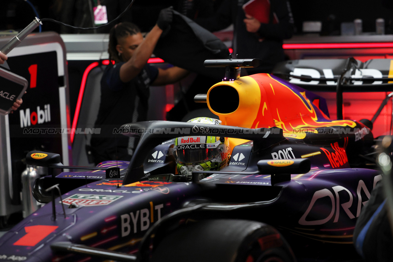 GP LAS VEGAS, Max Verstappen (NLD) Red Bull Racing RB19.

16.11.2023. Formula 1 World Championship, Rd 22, Las Vegas Grand Prix, Las Vegas, Nevada, USA, Practice Day.

 - www.xpbimages.com, EMail: requests@xpbimages.com © Copyright: Staley / XPB Images