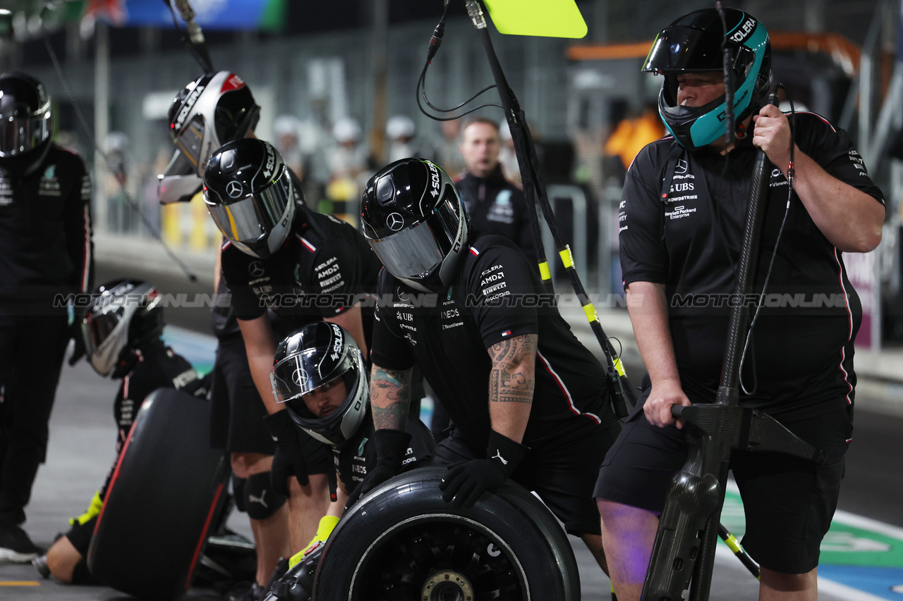 GP LAS VEGAS, Mercedes AMG F1 meccanici in the pits.

16.11.2023. Formula 1 World Championship, Rd 22, Las Vegas Grand Prix, Las Vegas, Nevada, USA, Practice Day.

 - www.xpbimages.com, EMail: requests@xpbimages.com © Copyright: Staley / XPB Images