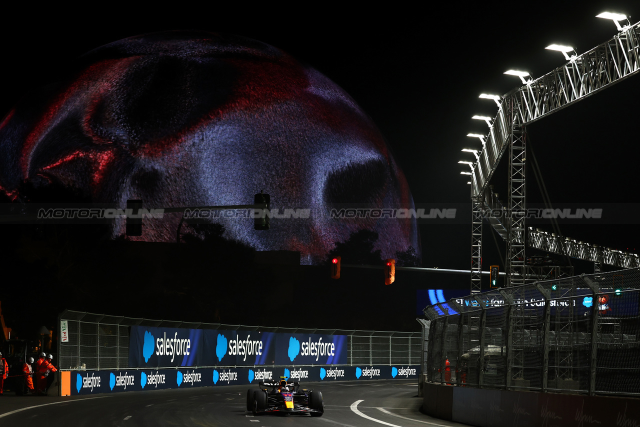 GP LAS VEGAS, Sergio Perez (MEX) Red Bull Racing RB19.

16.11.2023. Formula 1 World Championship, Rd 22, Las Vegas Grand Prix, Las Vegas, Nevada, USA, Practice Day.

 - www.xpbimages.com, EMail: requests@xpbimages.com © Copyright: Coates / XPB Images