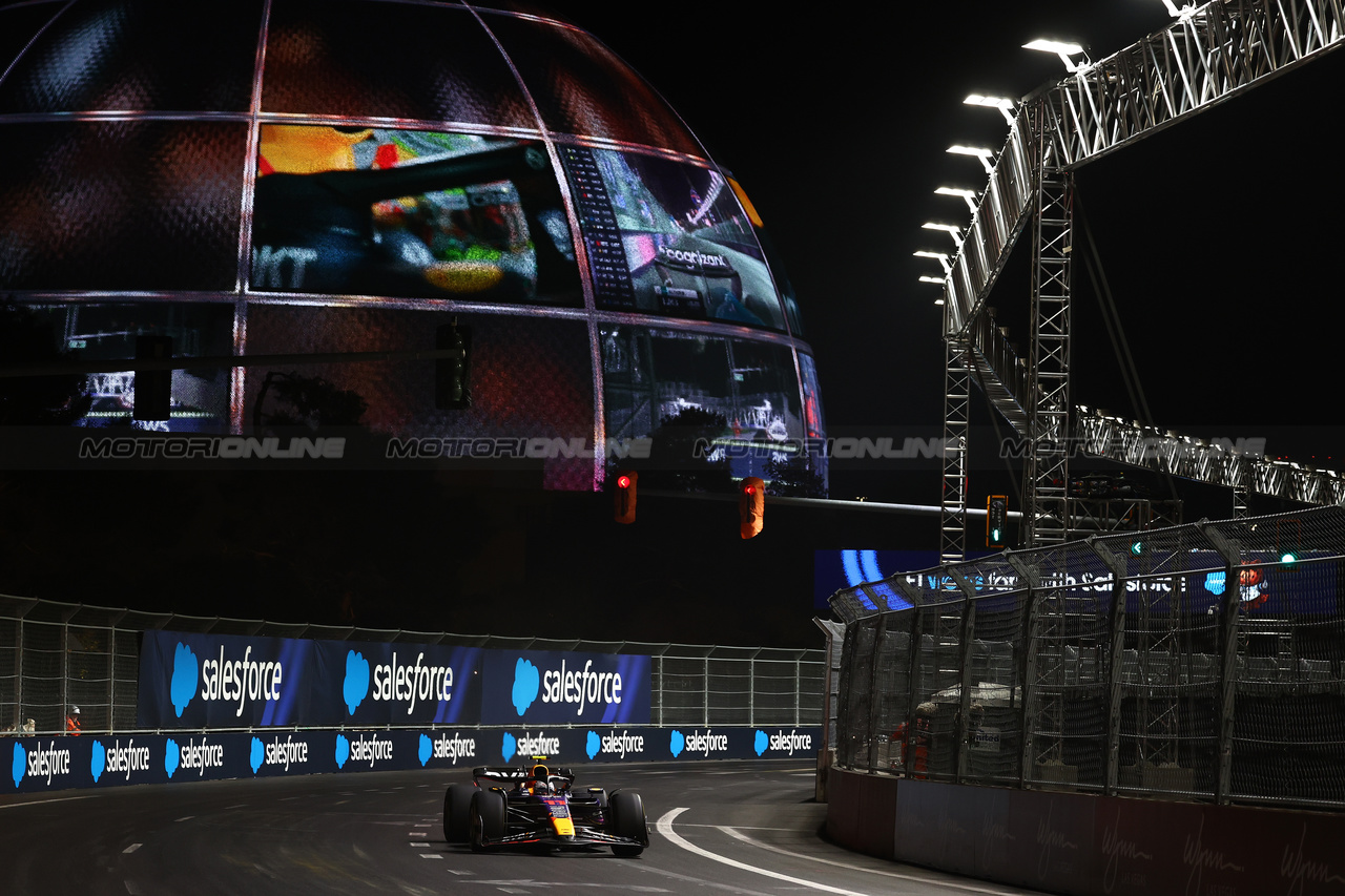 GP LAS VEGAS, Sergio Perez (MEX) Red Bull Racing RB19.

16.11.2023. Formula 1 World Championship, Rd 22, Las Vegas Grand Prix, Las Vegas, Nevada, USA, Practice Day.

 - www.xpbimages.com, EMail: requests@xpbimages.com © Copyright: Coates / XPB Images