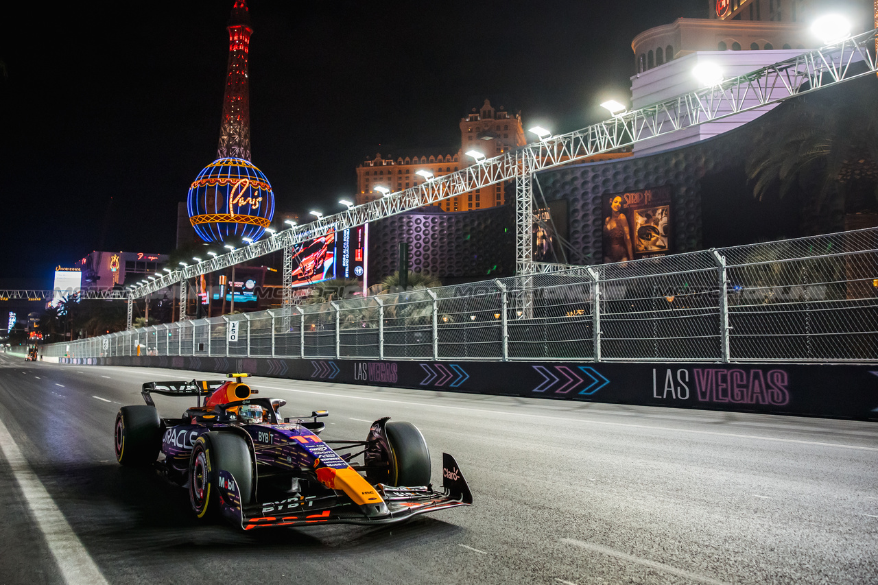 GP LAS VEGAS, Sergio Perez (MEX) Red Bull Racing RB19.

16.11.2023. Formula 1 World Championship, Rd 22, Las Vegas Grand Prix, Las Vegas, Nevada, USA, Practice Day.

- www.xpbimages.com, EMail: requests@xpbimages.com © Copyright: Bearne / XPB Images