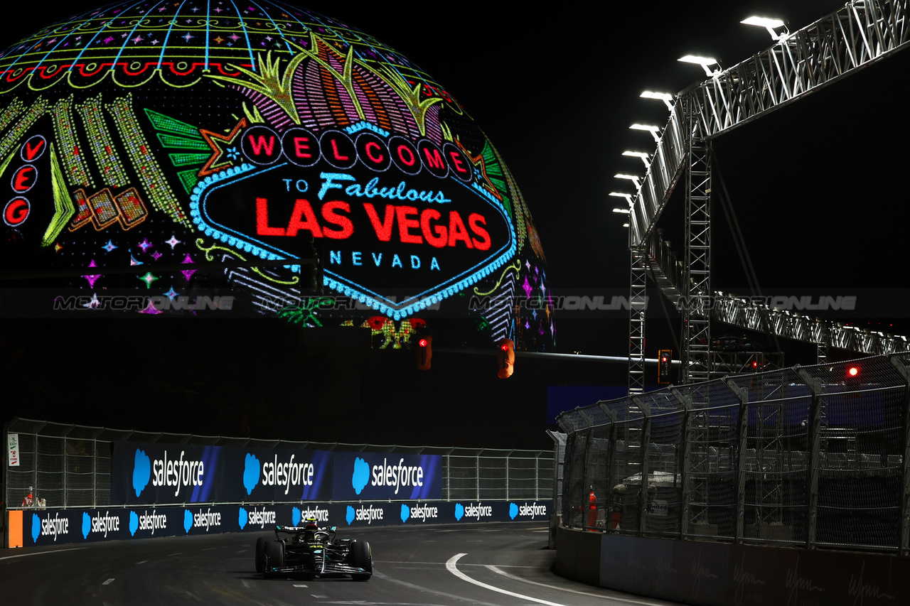 GP LAS VEGAS, Lewis Hamilton (GBR) Mercedes AMG F1 W14.

16.11.2023. Formula 1 World Championship, Rd 22, Las Vegas Grand Prix, Las Vegas, Nevada, USA, Practice Day.

 - www.xpbimages.com, EMail: requests@xpbimages.com © Copyright: Coates / XPB Images