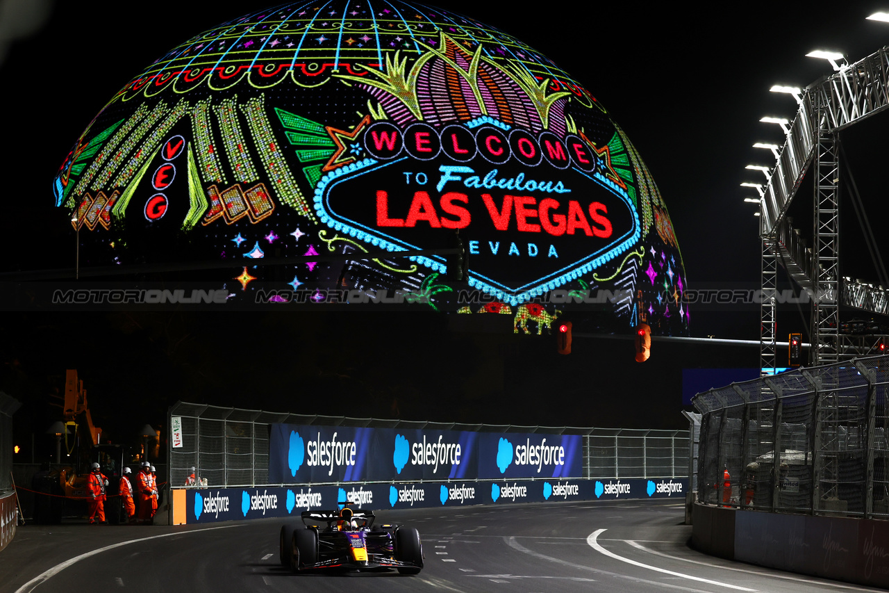 GP LAS VEGAS, Max Verstappen (NLD) Red Bull Racing RB19.

16.11.2023. Formula 1 World Championship, Rd 22, Las Vegas Grand Prix, Las Vegas, Nevada, USA, Practice Day.

 - www.xpbimages.com, EMail: requests@xpbimages.com © Copyright: Coates / XPB Images