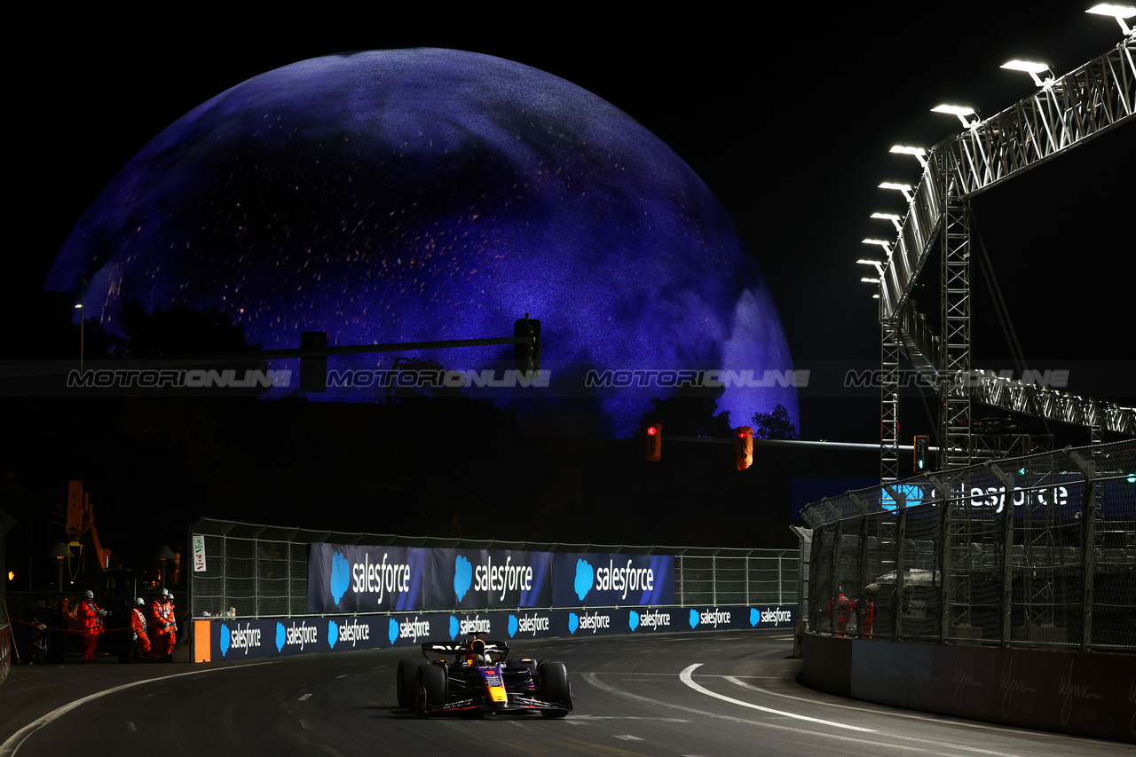 GP LAS VEGAS, Max Verstappen (NLD) Red Bull Racing RB19.

16.11.2023. Formula 1 World Championship, Rd 22, Las Vegas Grand Prix, Las Vegas, Nevada, USA, Practice Day.

 - www.xpbimages.com, EMail: requests@xpbimages.com © Copyright: Coates / XPB Images
