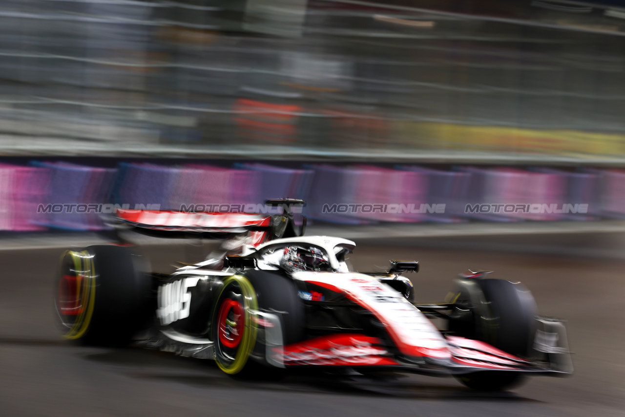 GP LAS VEGAS, Kevin Magnussen (DEN) Haas VF-23.

16.11.2023. Formula 1 World Championship, Rd 22, Las Vegas Grand Prix, Las Vegas, Nevada, USA, Practice Day.

 - www.xpbimages.com, EMail: requests@xpbimages.com © Copyright: Coates / XPB Images