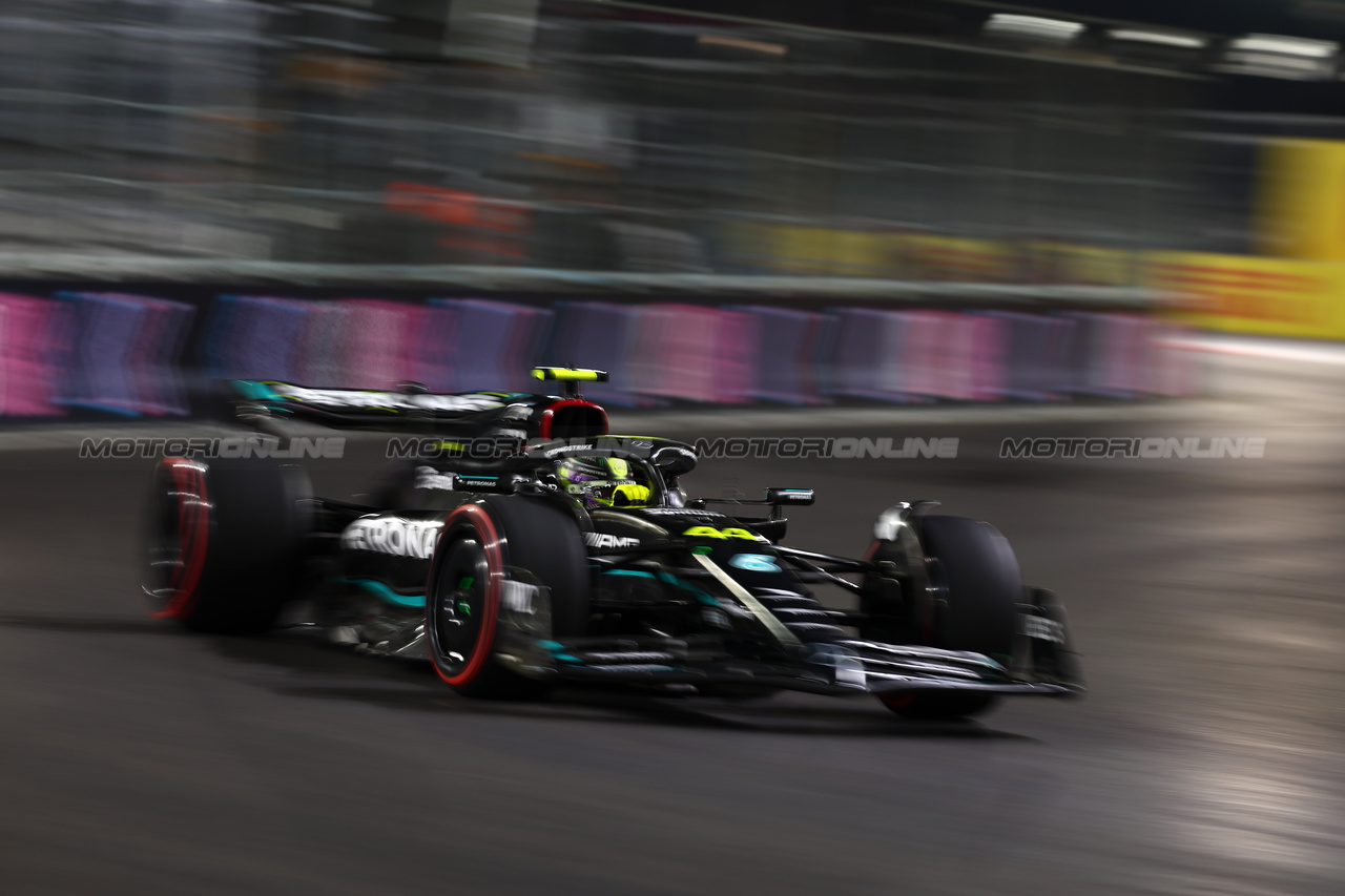 GP LAS VEGAS, Lewis Hamilton (GBR) Mercedes AMG F1 W14.

16.11.2023. Formula 1 World Championship, Rd 22, Las Vegas Grand Prix, Las Vegas, Nevada, USA, Practice Day.

 - www.xpbimages.com, EMail: requests@xpbimages.com © Copyright: Coates / XPB Images