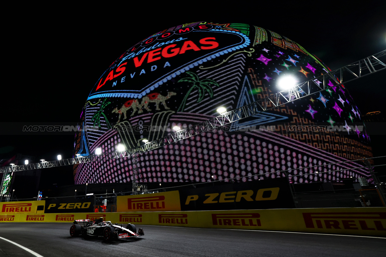 GP LAS VEGAS, Nico Hulkenberg (GER) Haas VF-23.

16.11.2023. Formula 1 World Championship, Rd 22, Las Vegas Grand Prix, Las Vegas, Nevada, USA, Practice Day.

 - www.xpbimages.com, EMail: requests@xpbimages.com © Copyright: Coates / XPB Images