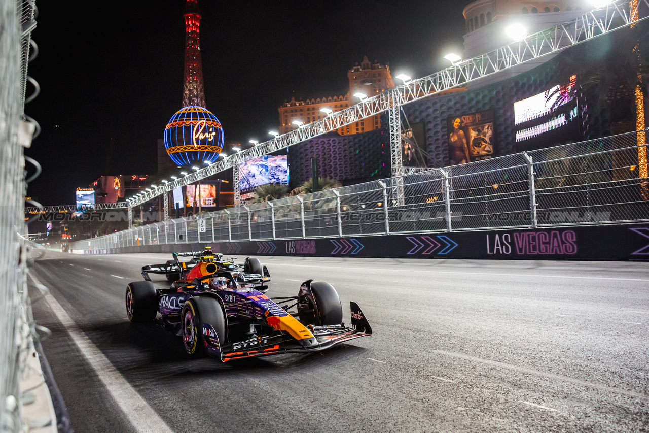GP LAS VEGAS, Sergio Perez (MEX) Red Bull Racing RB19.

16.11.2023. Formula 1 World Championship, Rd 22, Las Vegas Grand Prix, Las Vegas, Nevada, USA, Practice Day.

- www.xpbimages.com, EMail: requests@xpbimages.com © Copyright: Bearne / XPB Images