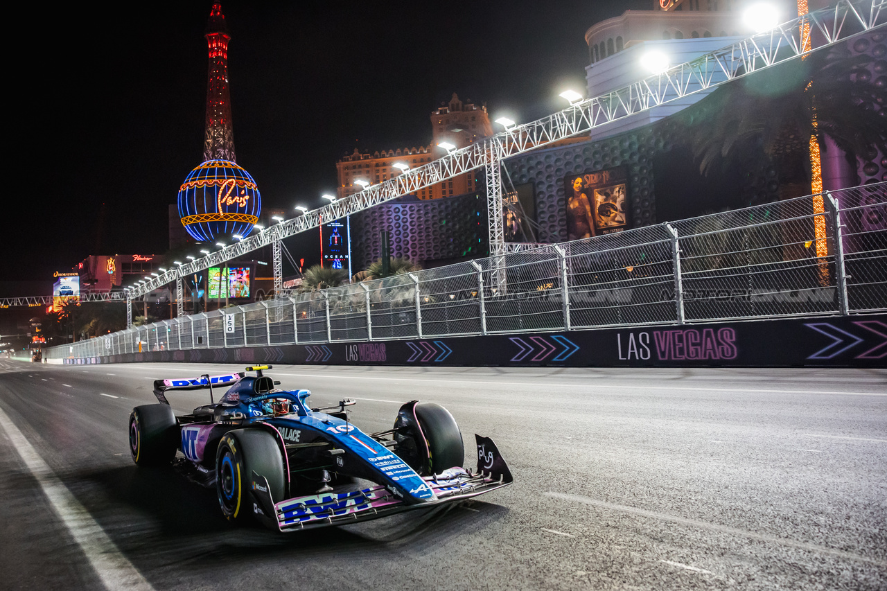 GP LAS VEGAS, Pierre Gasly (FRA) Alpine F1 Team A523.

16.11.2023. Formula 1 World Championship, Rd 22, Las Vegas Grand Prix, Las Vegas, Nevada, USA, Practice Day.

- www.xpbimages.com, EMail: requests@xpbimages.com © Copyright: Bearne / XPB Images