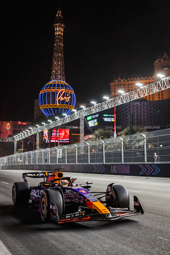 GP LAS VEGAS, Max Verstappen (NLD) Red Bull Racing RB19.

16.11.2023. Formula 1 World Championship, Rd 22, Las Vegas Grand Prix, Las Vegas, Nevada, USA, Practice Day.

- www.xpbimages.com, EMail: requests@xpbimages.com © Copyright: Bearne / XPB Images
