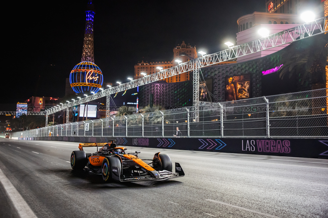 GP LAS VEGAS, Oscar Piastri (AUS) McLaren MCL60.

16.11.2023. Formula 1 World Championship, Rd 22, Las Vegas Grand Prix, Las Vegas, Nevada, USA, Practice Day.

- www.xpbimages.com, EMail: requests@xpbimages.com © Copyright: Bearne / XPB Images