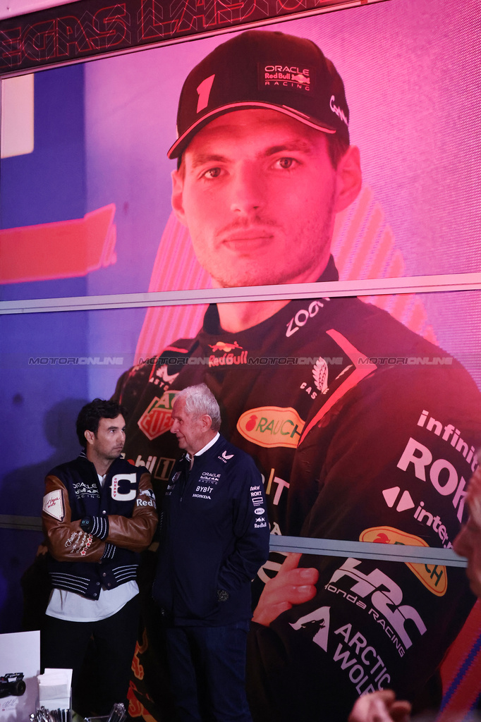 GP LAS VEGAS, (L to R): Sergio Perez (MEX) Red Bull Racing with Dr Helmut Marko (AUT) Red Bull Motorsport Consultant.

16.11.2023. Formula 1 World Championship, Rd 22, Las Vegas Grand Prix, Las Vegas, Nevada, USA, Practice Day.

- www.xpbimages.com, EMail: requests@xpbimages.com © Copyright: Moy / XPB Images