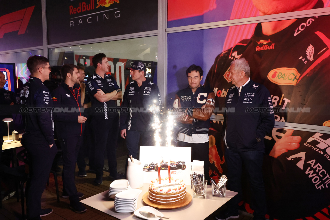 GP LAS VEGAS, (L to R): Max Verstappen (NLD) Red Bull Racing with Sergio Perez (MEX) Red Bull Racing e Dr Helmut Marko (AUT) Red Bull Motorsport Consultant.

16.11.2023. Formula 1 World Championship, Rd 22, Las Vegas Grand Prix, Las Vegas, Nevada, USA, Practice Day.

- www.xpbimages.com, EMail: requests@xpbimages.com © Copyright: Moy / XPB Images