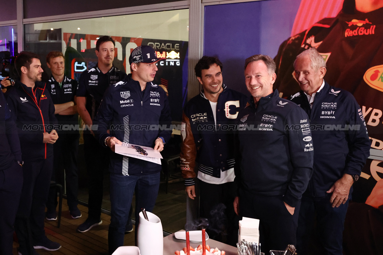 GP LAS VEGAS, Christian Horner (GBR) Red Bull Racing Team Principal celebrates his 50th birthday with Max Verstappen (NLD) Red Bull Racing, Sergio Perez (MEX) Red Bull Racing, Dr Helmut Marko (AUT) Red Bull Motorsport Consultant, e the team.

16.11.2023. Formula 1 World Championship, Rd 22, Las Vegas Grand Prix, Las Vegas, Nevada, USA, Practice Day.

- www.xpbimages.com, EMail: requests@xpbimages.com © Copyright: Moy / XPB Images
