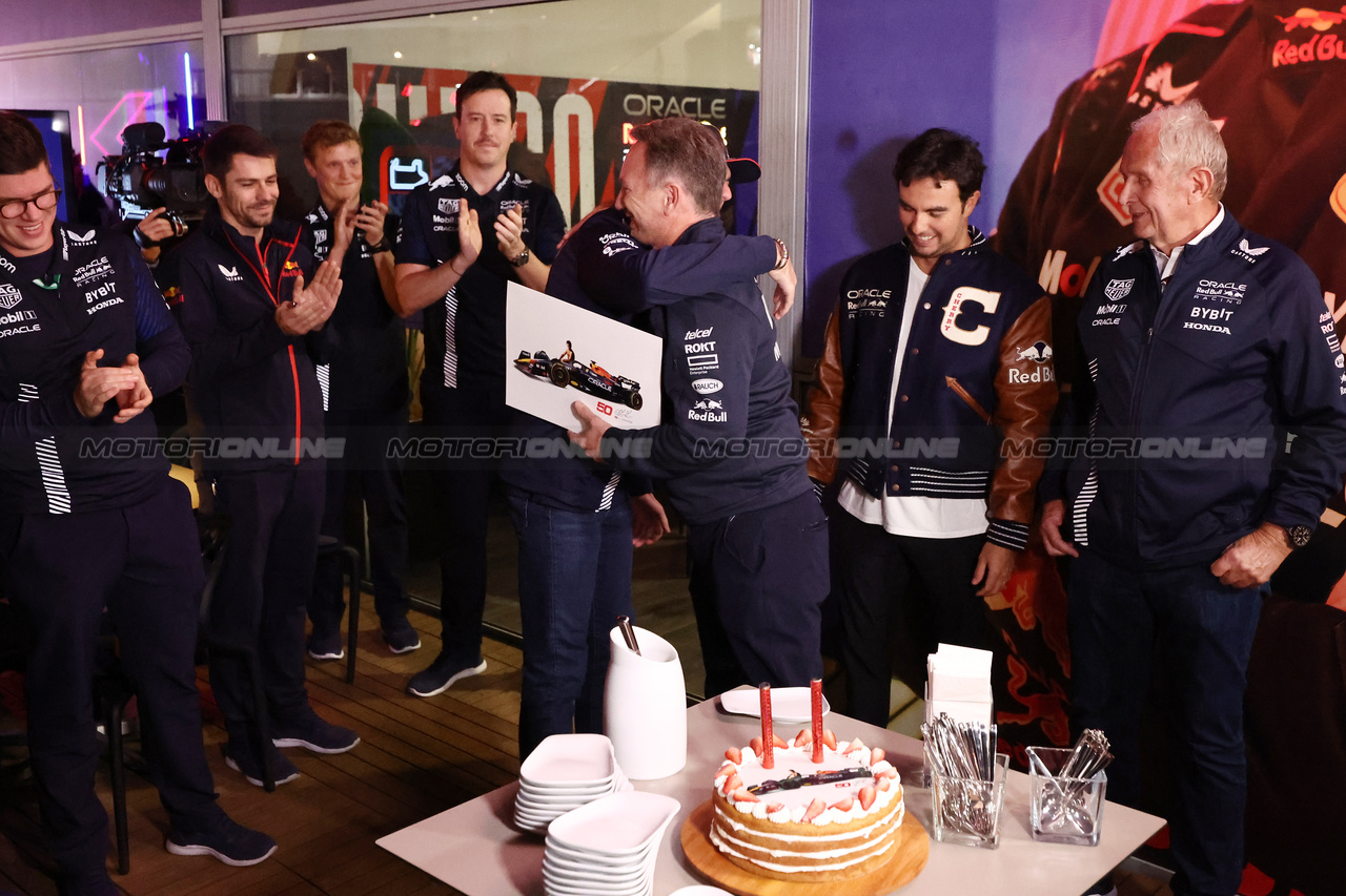 GP LAS VEGAS, Christian Horner (GBR) Red Bull Racing Team Principal celebrates his 50th birthday with Max Verstappen (NLD) Red Bull Racing, Sergio Perez (MEX) Red Bull Racing, Dr Helmut Marko (AUT) Red Bull Motorsport Consultant, e the team.

16.11.2023. Formula 1 World Championship, Rd 22, Las Vegas Grand Prix, Las Vegas, Nevada, USA, Practice Day.

- www.xpbimages.com, EMail: requests@xpbimages.com © Copyright: Moy / XPB Images