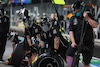 GP LAS VEGAS, Mercedes AMG F1 meccanici in the pits.
16.11.2023. Formula 1 World Championship, Rd 22, Las Vegas Grand Prix, Las Vegas, Nevada, USA, Practice Day.
 - www.xpbimages.com, EMail: requests@xpbimages.com © Copyright: Staley / XPB Images