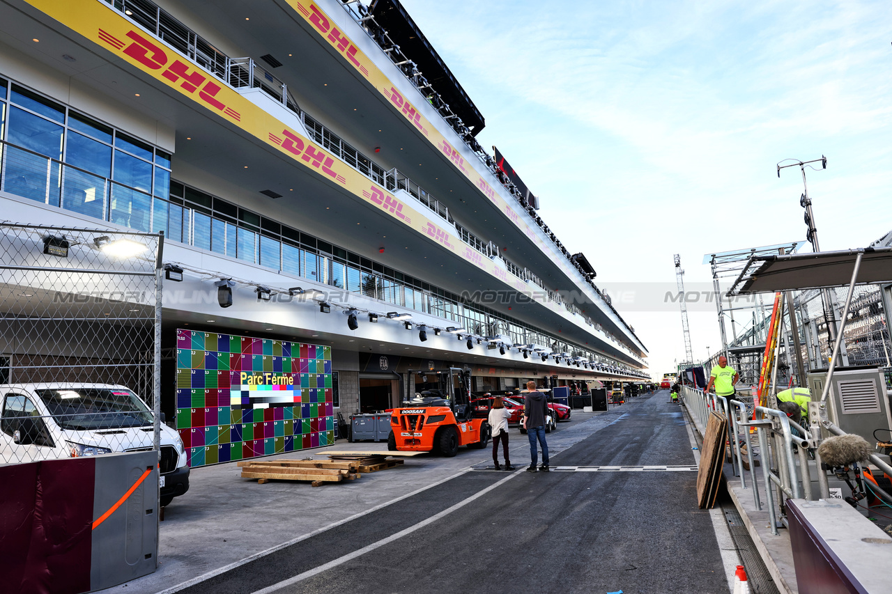 GP LAS VEGAS, Circuit Atmosfera - pit lane preparations.

14.11.2023. Formula 1 World Championship, Rd 22, Las Vegas Grand Prix, Las Vegas, Nevada, USA, Preparation Day.

- www.xpbimages.com, EMail: requests@xpbimages.com © Copyright: Batchelor / XPB Images