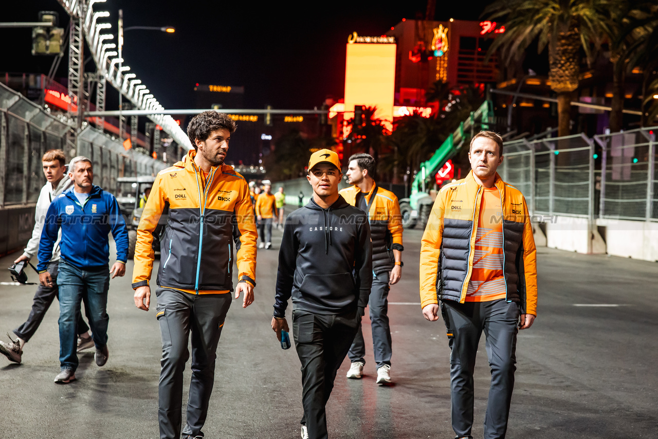 GP LAS VEGAS, Lando Norris (GBR) McLaren walks the circuit with the team.

14.11.2023. Formula 1 World Championship, Rd 22, Las Vegas Grand Prix, Las Vegas, Nevada, USA, Preparation Day.

- www.xpbimages.com, EMail: requests@xpbimages.com © Copyright: Bearne / XPB Images