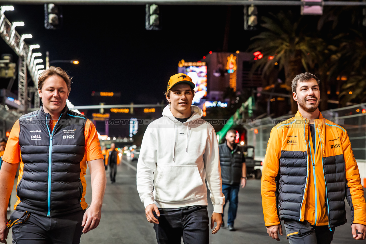 GP LAS VEGAS, Oscar Piastri (AUS) McLaren walks the circuit with the team.

14.11.2023. Formula 1 World Championship, Rd 22, Las Vegas Grand Prix, Las Vegas, Nevada, USA, Preparation Day.

- www.xpbimages.com, EMail: requests@xpbimages.com © Copyright: Bearne / XPB Images
